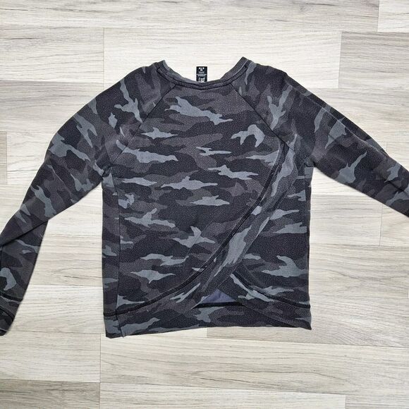 ATHLETA Girl Black Gray Camo Longsleeve Split Back Longsleeve Shirt Size Medium - Picture 6 of 7